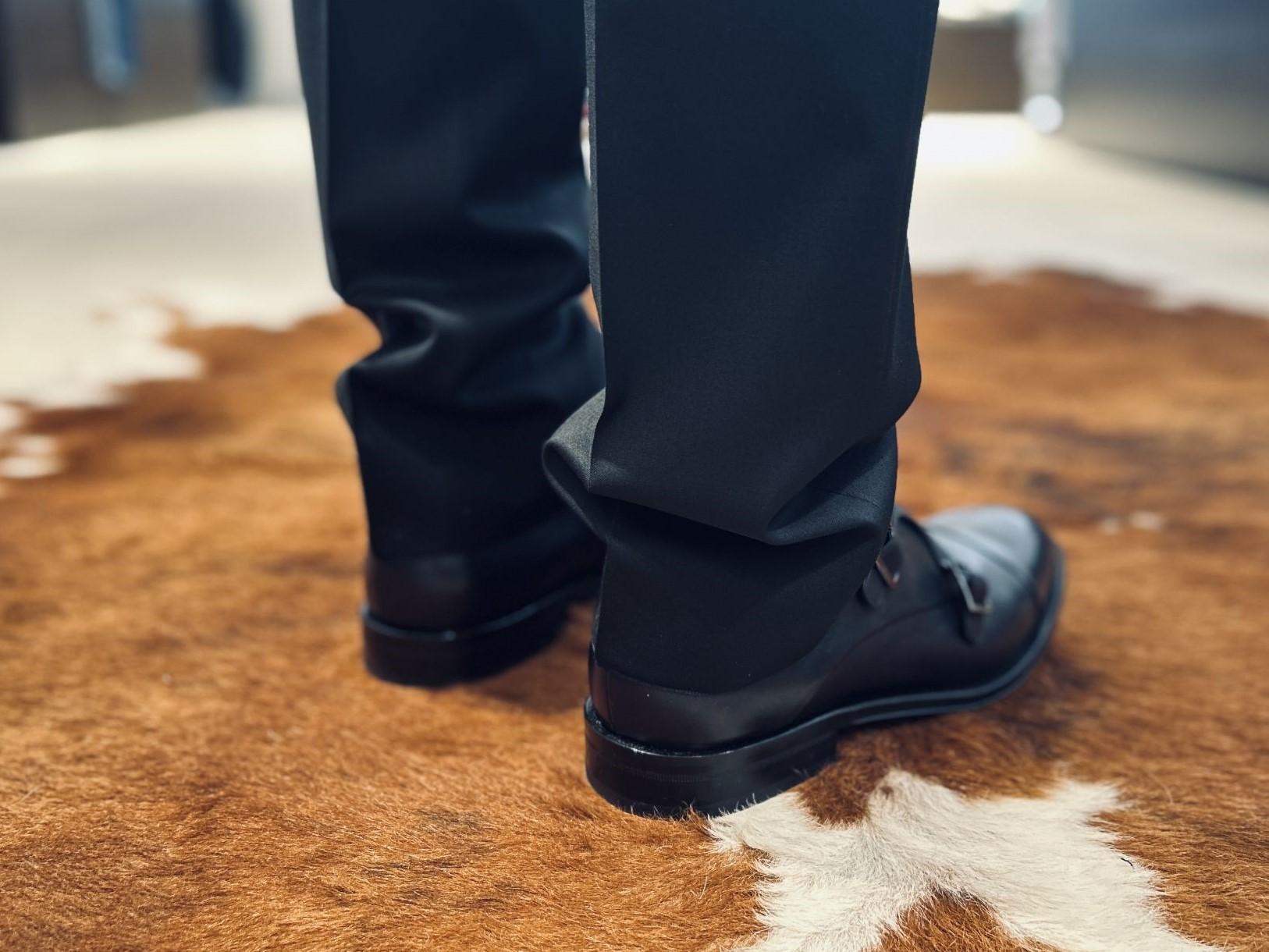 Anzughose vor der Änderung zu lang