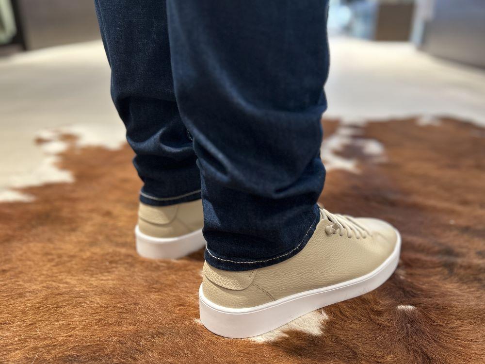 Jeans vor der Änderung zu lang