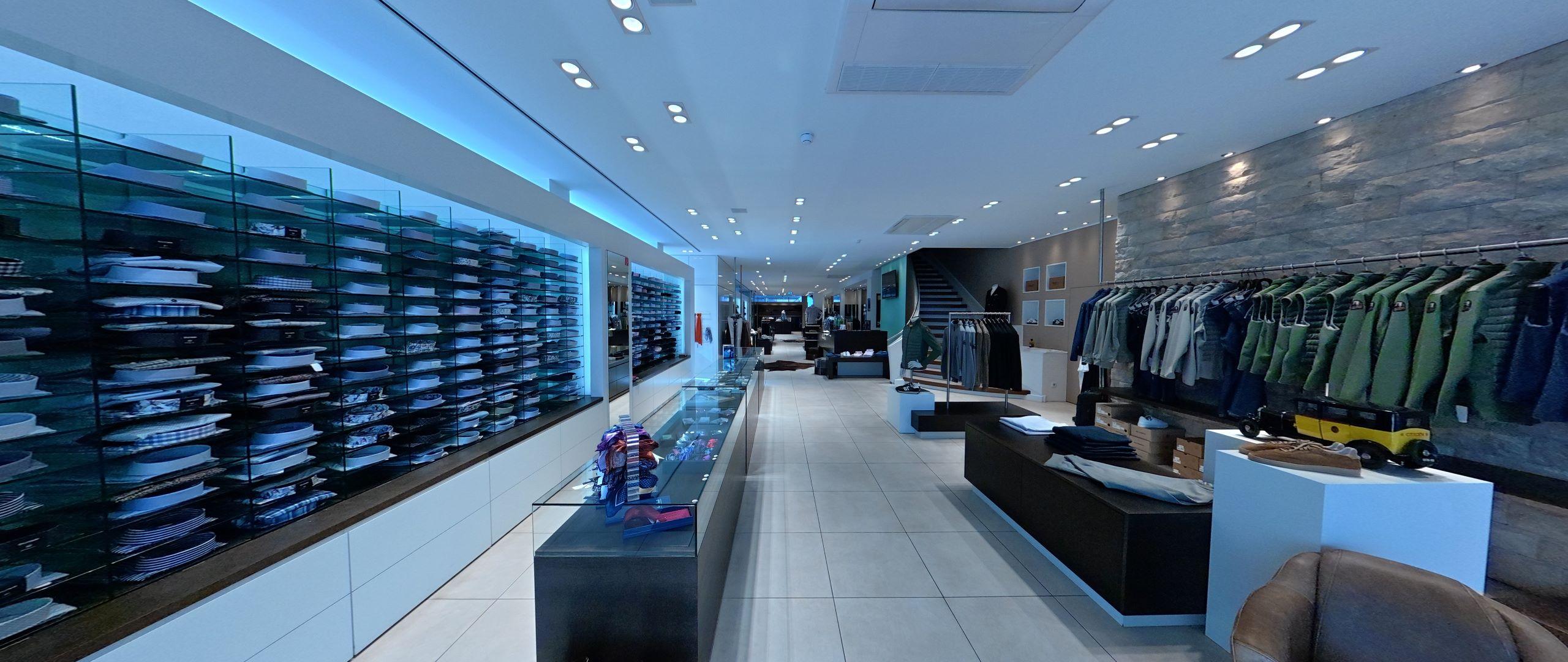 Blick vom Haupteingang in das Erdgeschoss von Fritz Schmitz Herrenmoden mit Hemdenwand, Jacken und aktueller Casual-Kollektion