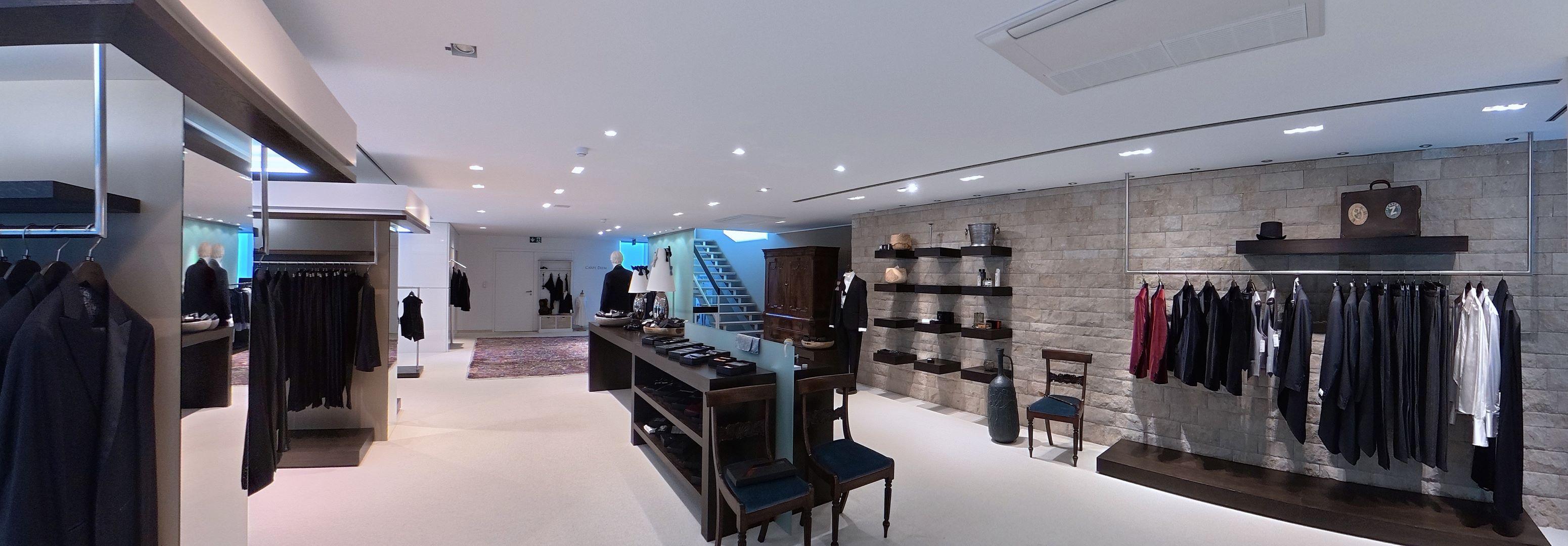 Zweites Obergeschoss mit Smokings, Samtanzügen und festlicher Herrenmode für elegante Anlässe