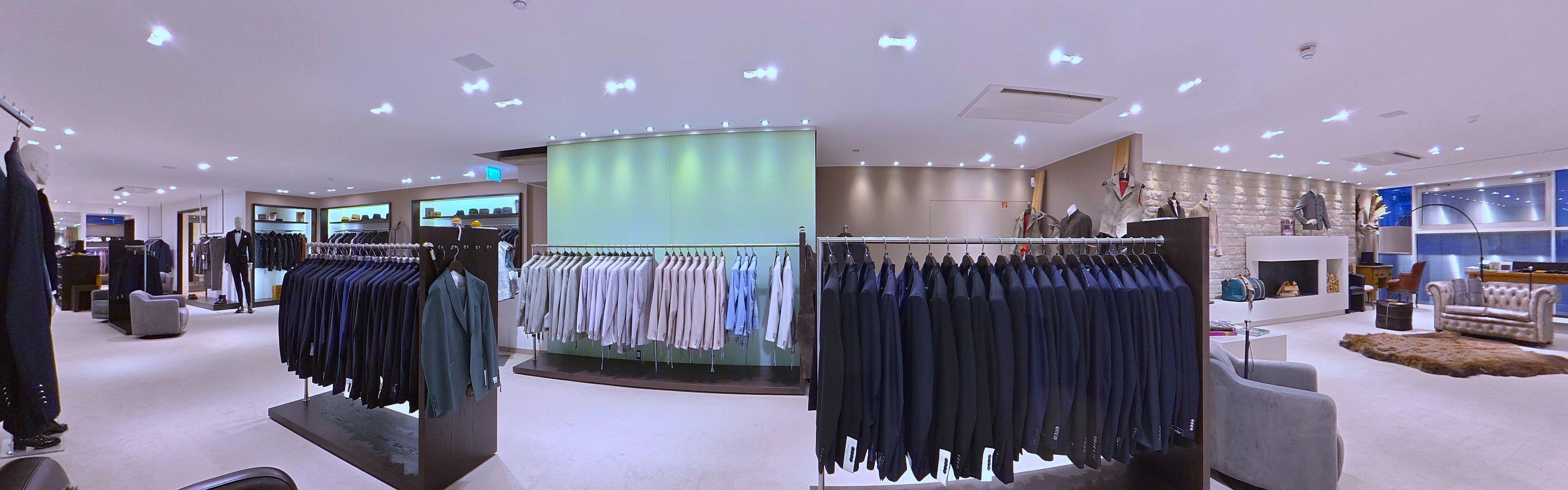 Anzugabteilung im ersten Obergeschoss mit großer Auswahl an Business- und Hochzeitsanzügen