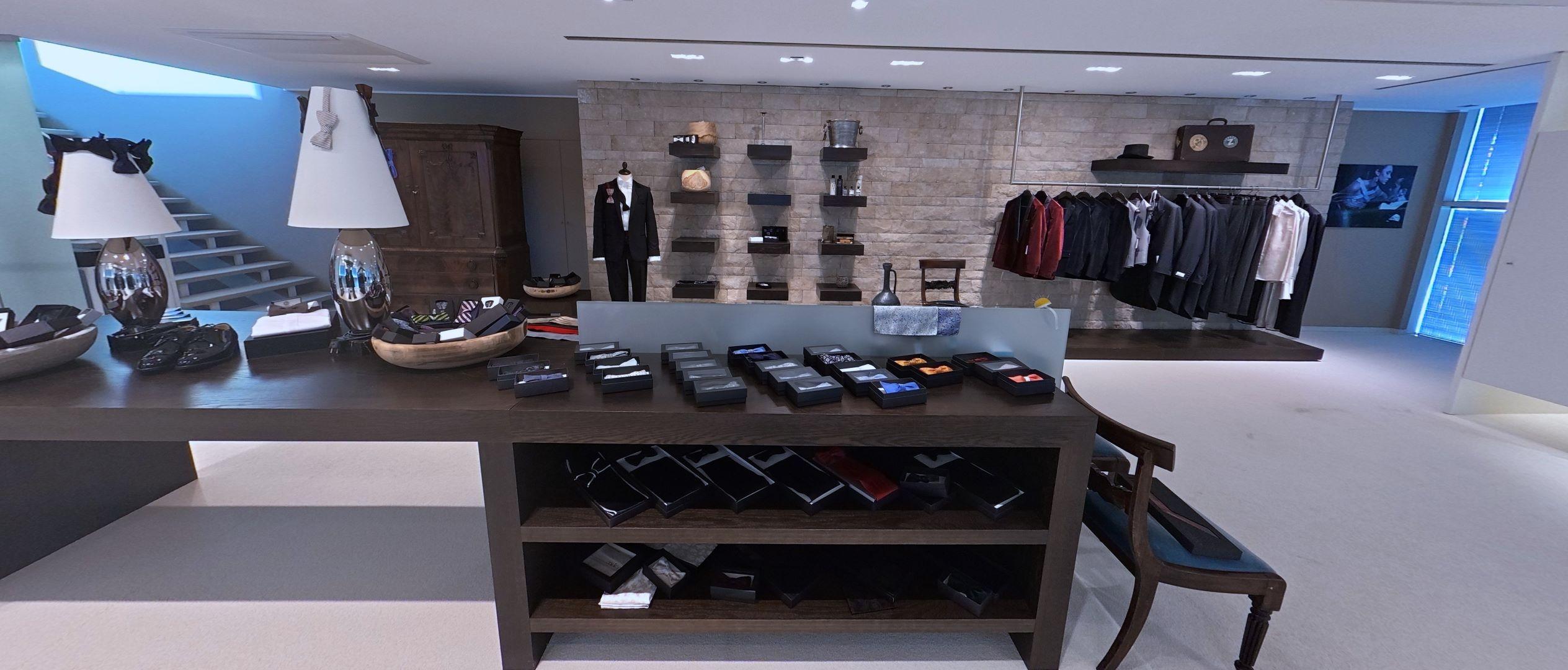 Festlicher Bereich im zweiten Obergeschoss mit Smokings, Schleifen, Plastrons und eleganten Anzügen